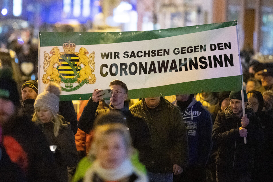 Besonders in Sachsen ist das Vertrauen in die Institutionen nicht sonderlich hoch. Hier im Bild zu sehen ein Protest vom 17. Januar in Bautzen.