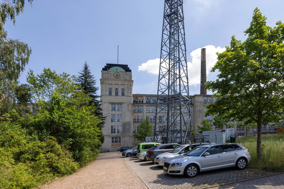 Noch immer steht das Industriegebäude leer, verfällt von Jahr zu Jahr.