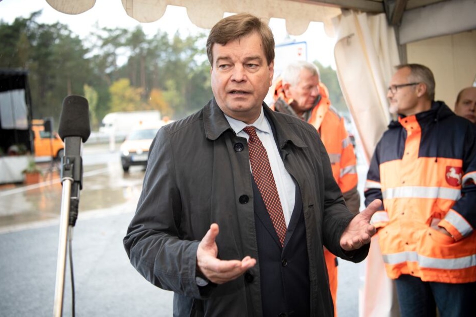 Enak Ferlemann (56) bei der Fertigstellung des A7-Teilstücks. (Archivbild)