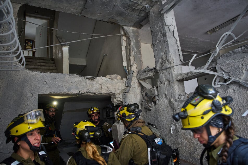 Israelische Sicherheitskräfte und Rettungskräfte untersuchen in Bnei Brak, Israel, eine Stelle, die von einer iranischen Rakete getroffen wurde.