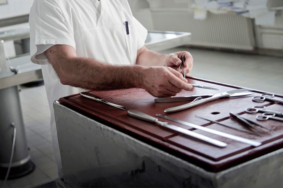 Vor der Obduktion machte der Pathologe zum Glück noch einen Test... (Symbolbild).