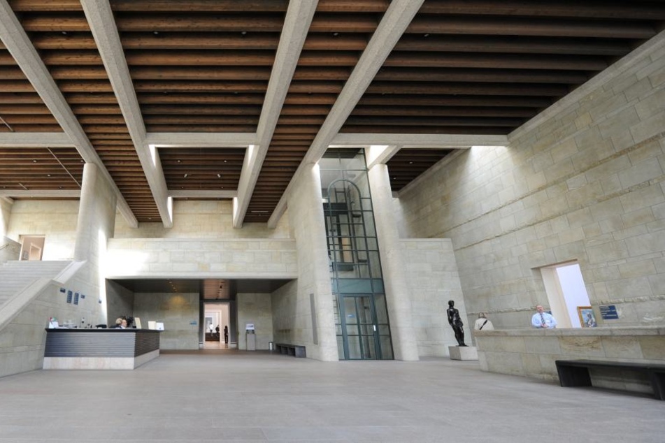 Die Neue Pinakothek ist altersschwach uns muss deshalb erstmal schliessen.