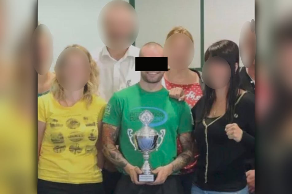 Jeffrey K., der hier mit einem Pokal posiert war Amateurboxer (Leichtgewicht) und Kinder-Trainer in einem Box-Club.