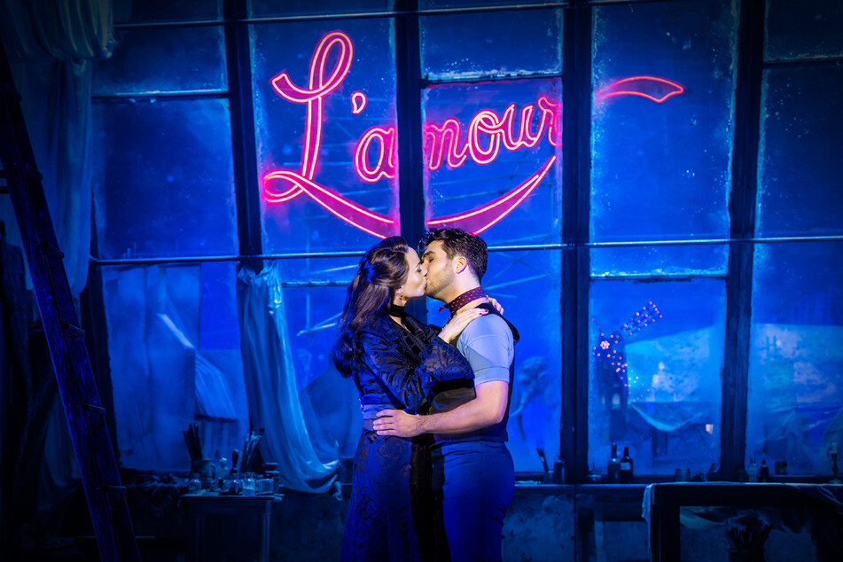 Satine (Sophie Berner) und Christian (Riccardo Greco) finden ihre Liebe im Moulin Rouge.