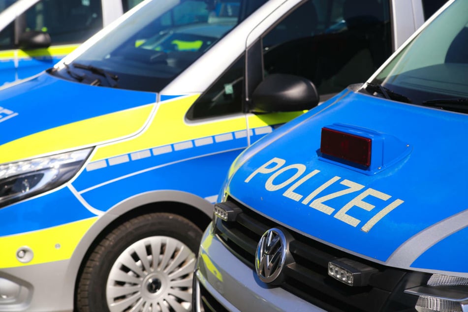 Ein 30-jähriger Lkw-Fahrer hat am Montag auf der A10 einen Auffahrunfall zwischen zwei Lastern und einem VW verursacht und sich anschließend schlafen gelegt. (Symbolbild)