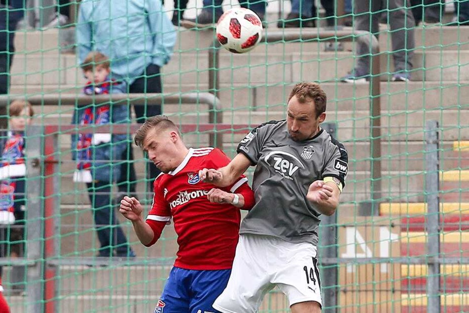 FSV-Kapitän Toni Wachsmuth (r.) ist derzeit als Kicker auf dem Rasen - hier gegen Unterhachings Dominik Widemann - und als künftiger Sportchef am Schreibtisch gefordert.