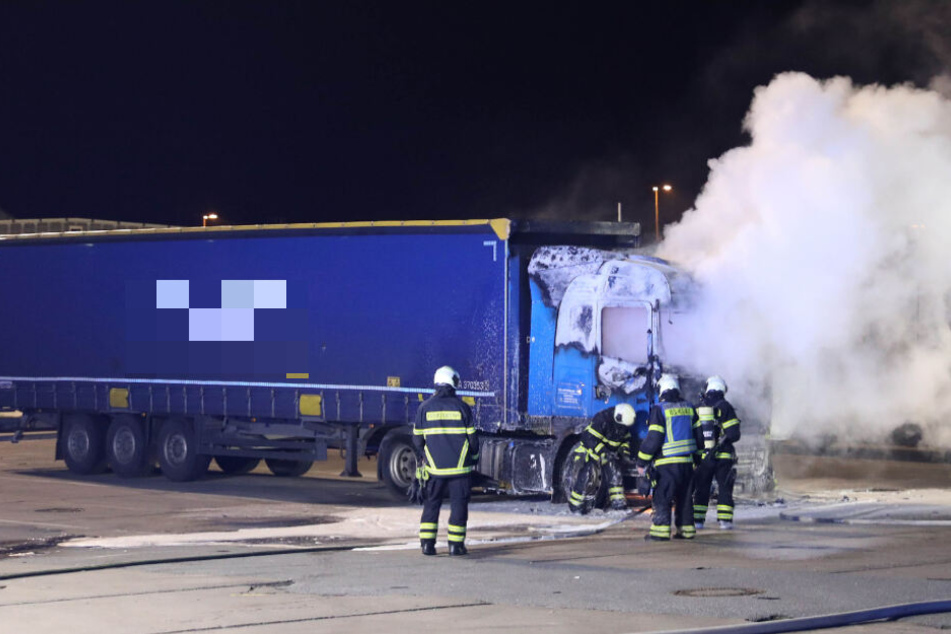 Die Feuerwehr versucht den Brand im Führerhaus zu löschen.