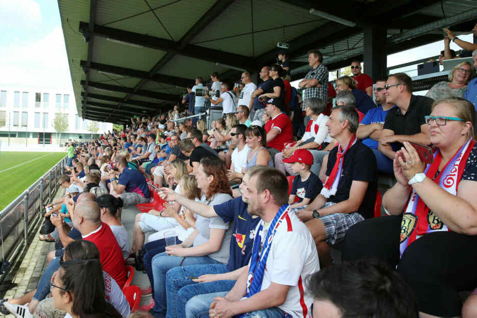 Zahlreiche Fans werden die gesamte Woche die Trainingseinheiten von RB Leipzig live am Cottaweg verfolgen können.