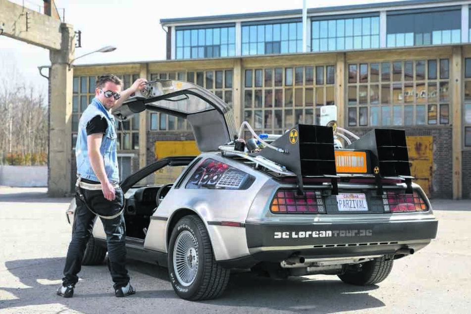 Der Dresdner Robert Noack (35) und sein DeLorean-Traumwagen im optischen Stil des neuen Kinofilms.