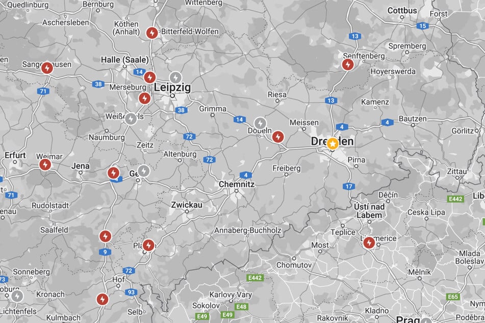 Das Supercharger-Netz von Tesla wird ausgebaut. Erst drei solcher Ladestationen gibt es in Sachsen. Zwei weitere werden neben dem Neubau in Dresden angekündigt.