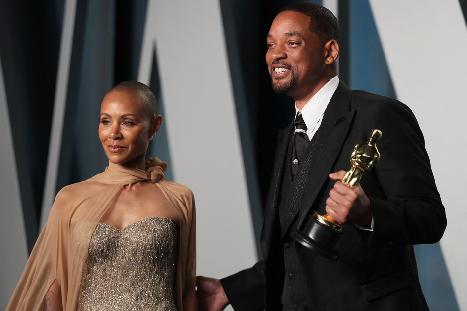 Will Smith (r) posed with his wife Jada Pinkett-Smith (l) after winning Best Actor for his role in the film, King Richard.