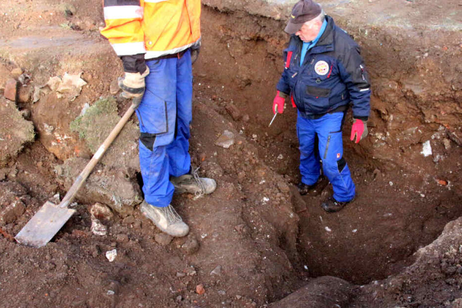 Der Sprengmeister untersuchte auf einer Baustelle in Nordhausen die Fundstelle einer Fliegerbombe. Es gibt
den Verdacht, dass noch zwei weitere Blindgänger auf dem Grundstücke liegen
könnten.