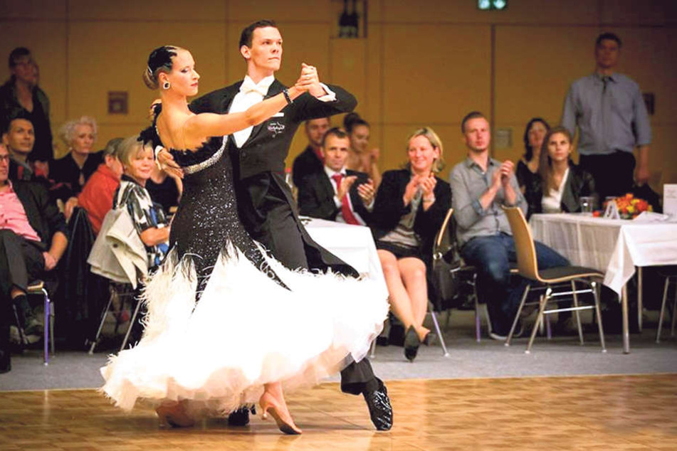 Mit seiner Verlobten Annika Röhl (29) tanzte Phil schon bei der 
Weltmeisterschaft mit. Hier ist das Paar bei der Sachsenmeisterschaft zu 
sehen.