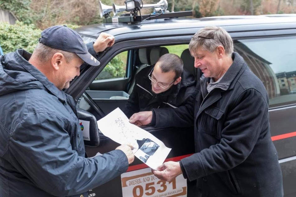 Holger (54) und Christian Wötzel (23) sowie Jochen Schmidt (57) studieren die Route der Rallye von Dresden nach Gambia.