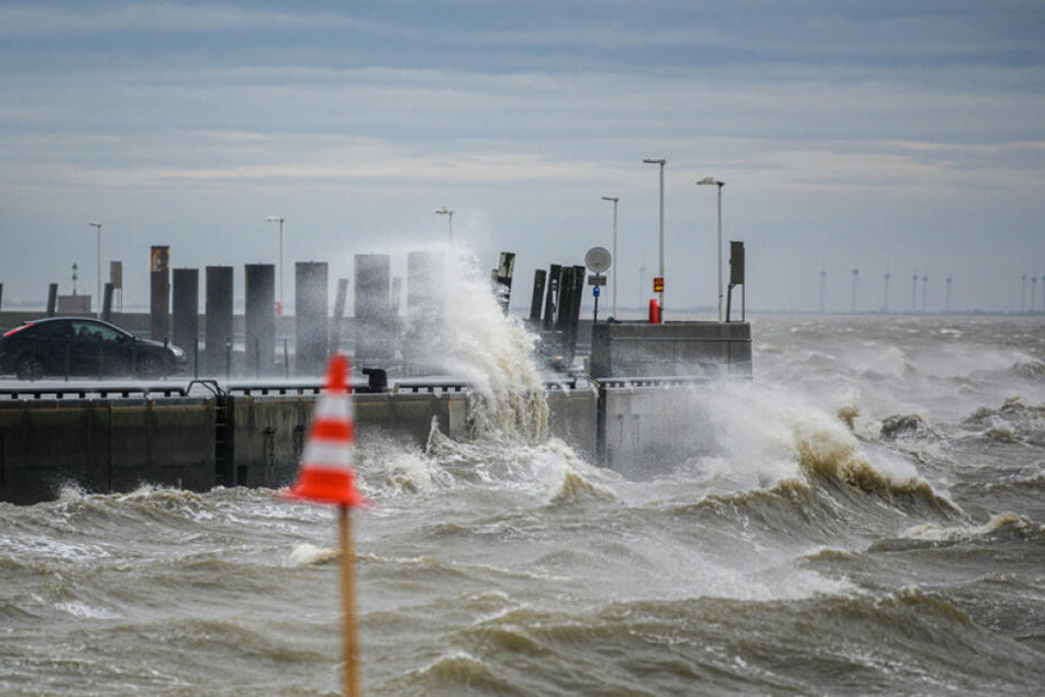 Enormer Wellengang an der Nordseeküste in Wilshelmshaven.