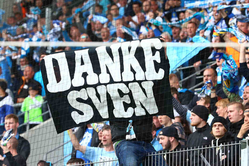 Die CFC-Fans
bedankten
sich beim
Trainer, auch
wenn dessen
Mission nicht
von Erfolg gekrönt
war.
