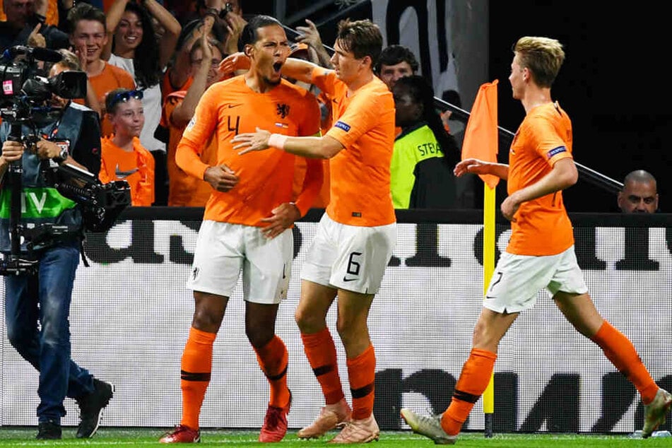Die Niederlande gehen in Führung: Kapitän Virgil van Dijk (l.) bejubelt mit seinen Kollegen Marten de Roon (M.) und Frenkie de Jong (r.) sein 1:0.