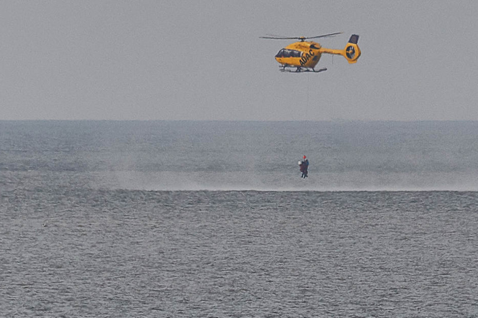 Der Rettungshubschrauber nahm das Paar und ihren Hund mit einer Seilwinde an Bord.