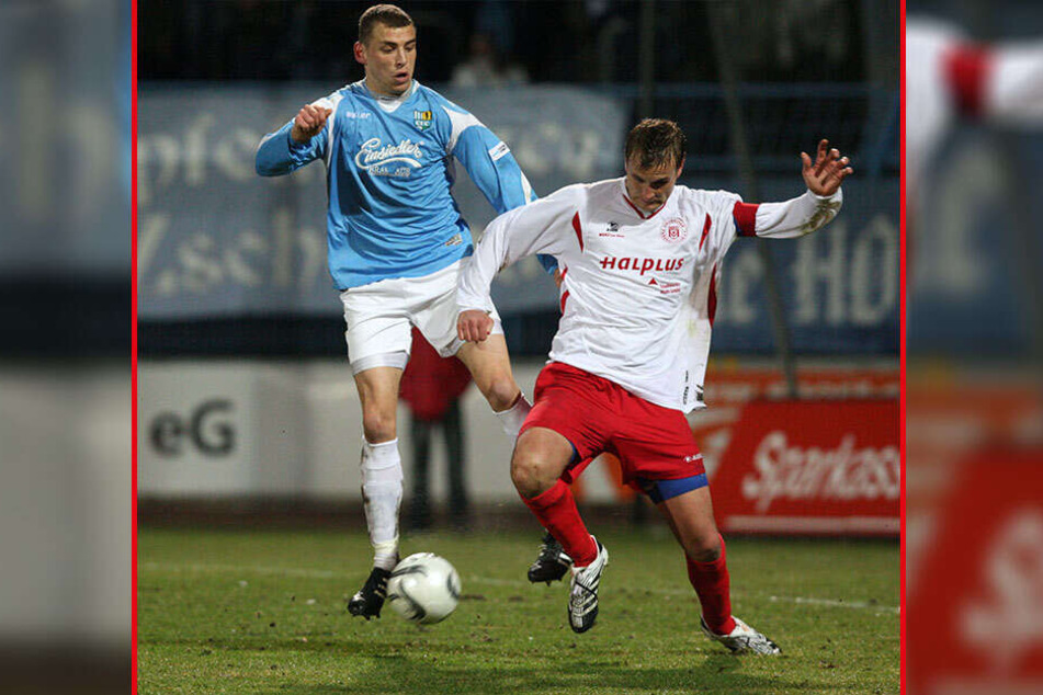2008 lief David Bergner (r.) noch als Spieler an der Gellertstraße auf. Am 4. März gewann er mit Halle 1:0 und schoss das Siegtor. Hier klärt er vor Steffen Kellig.