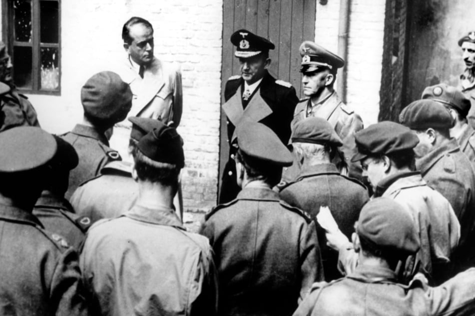 Rüstungsminister Albert Speer (von links nach rechts), Hitlers Nachfolger Großadmiral Karl Dönitz und der Chef des deutschen Generalstabs, Generaloberst Alfred Jodl beantworten nach ihrer Gefangennahme durch die Briten am 23. Mai 1945 die Fragen von Kriegskorrespondenten.