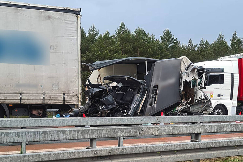 An dem tödlichen Crash waren insgesamt vier Lastwagen beteiligt.