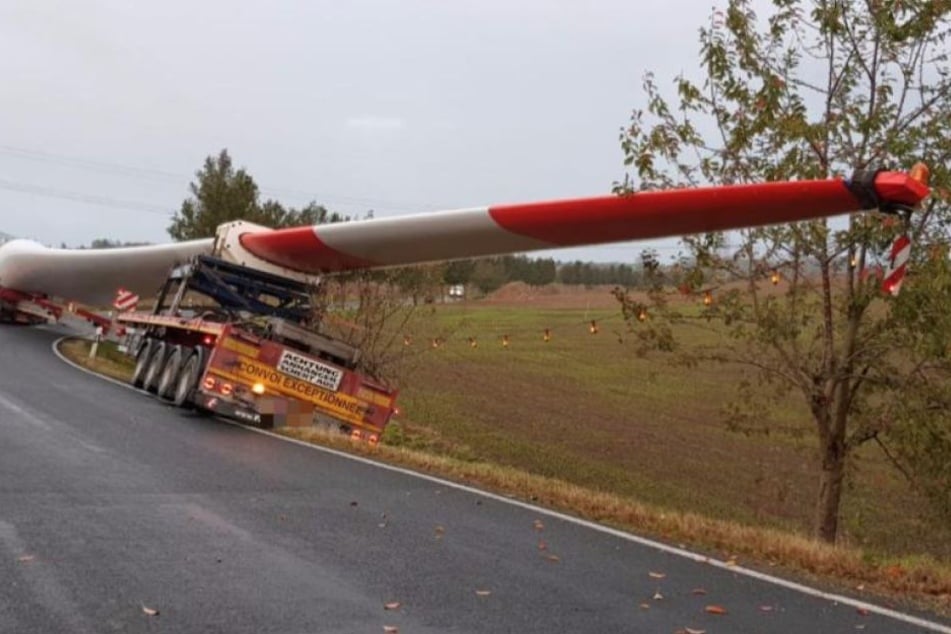 Der Schwerlasttransporter blieb in einer Kurve in einem Straßengraben hängen.