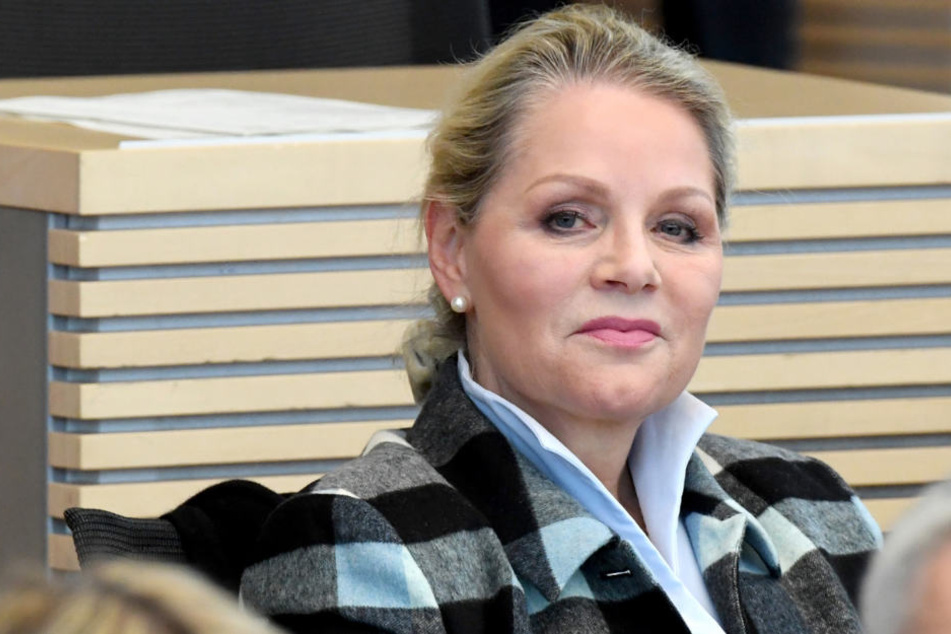 Doris von Sayn-Wittgenstein (AfD) sitzt in der Landtagssitzung.