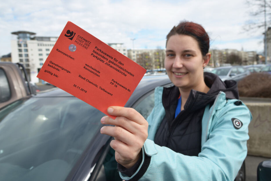 Das ist die Lösung: Sandra Grieger (30) zeigt die Parkkarte für den Frauenparkplatz.