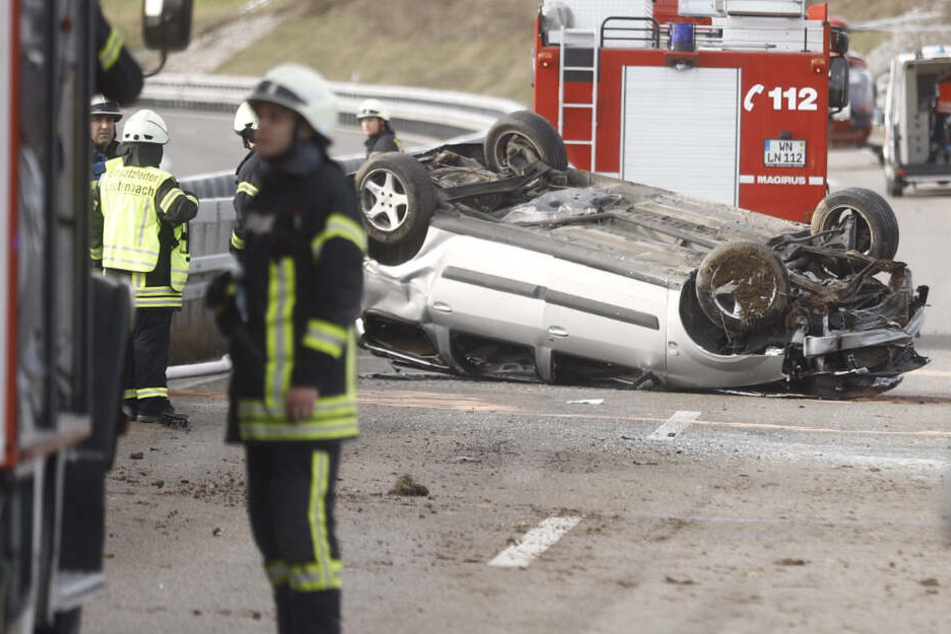 Mit dem Wagen hat sich der Mann überschlagen.