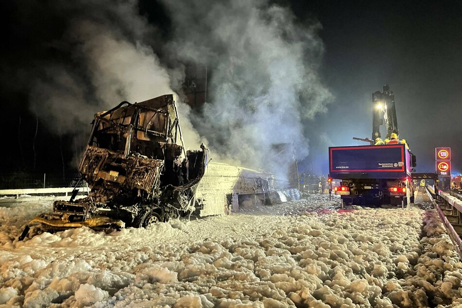 Das abgebrannte Fahrerhaus des Trucks lässt nur erahnen, wie heftig das Fahrzeug gebrannt haben muss.