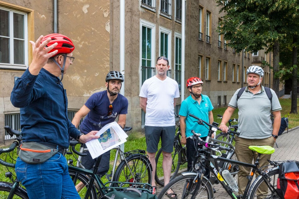 Die Vertreter des ADFC machten OB Dirk Hilbert auf der Tour auch über Probleme für den Radverkehr aufmerksam.