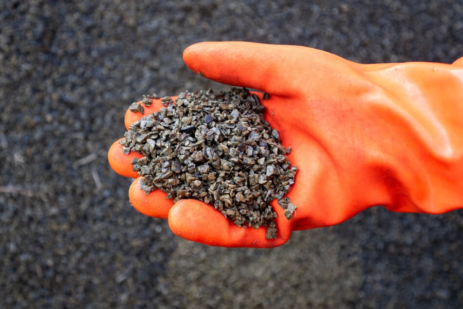 Viele Berliner, die gerne Splitt zum Streuen haben wollen, melden sich an falscher Stelle. (Symbolbild)