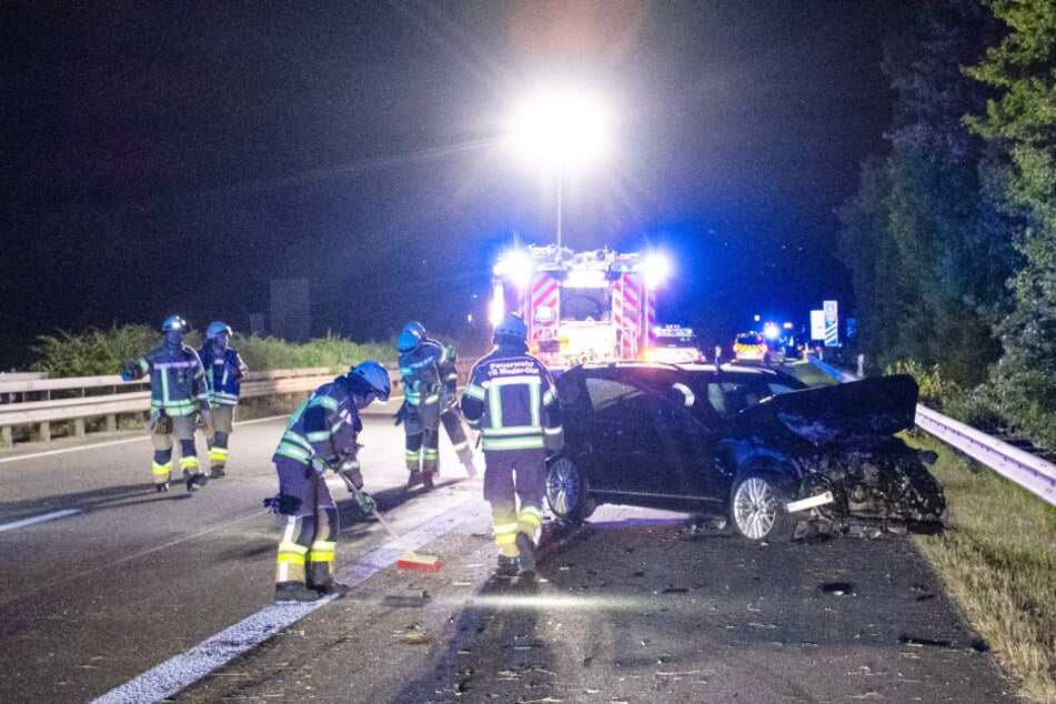 Auf der A63 bei Nieder-Olm (Landkreis Mainz-Bingen) kollidierten in der Nacht zum Samstag zwei Autos und sorgten so für eine Vollsperrung der Autobahn.