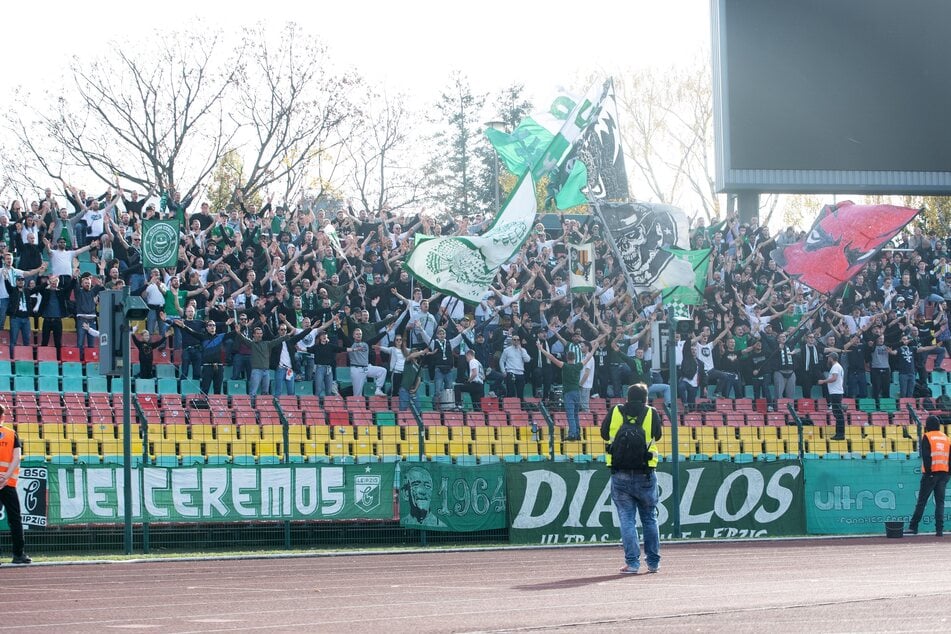 Im ersten Auswärtsspiel der Saison in Berlin waren Dutzende grün-weiße Fans dabei.