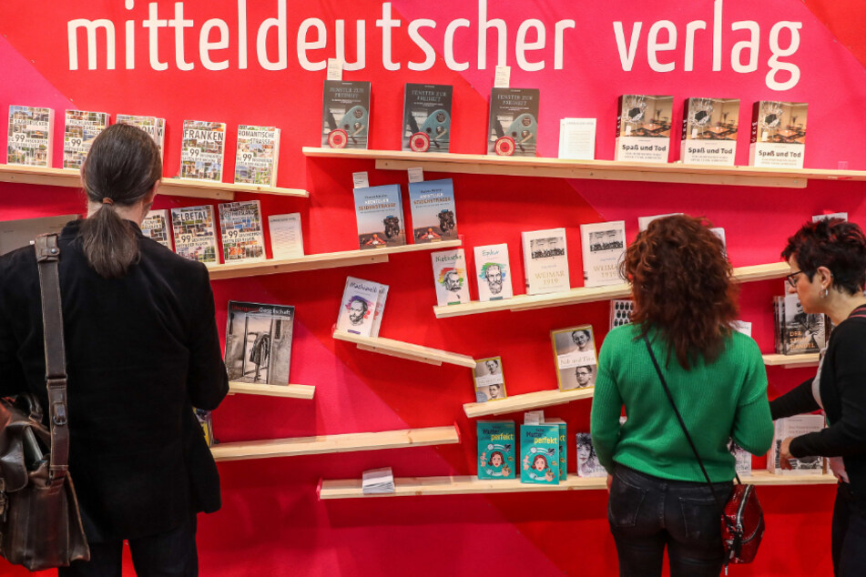 Die Leipziger Buchmesse wird in diesem Jahr gemeinsam mit dem Lesefest "Leipzig liest", der Manga-Comic-Con und der Antiquariatsmesse Ende Mai stattfinden. Tausende Bücherwürmer drücken die Daumen.