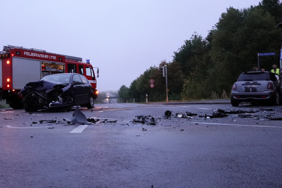 Fahrzeugteile liegen auf der Kreuzung verstreut herum.