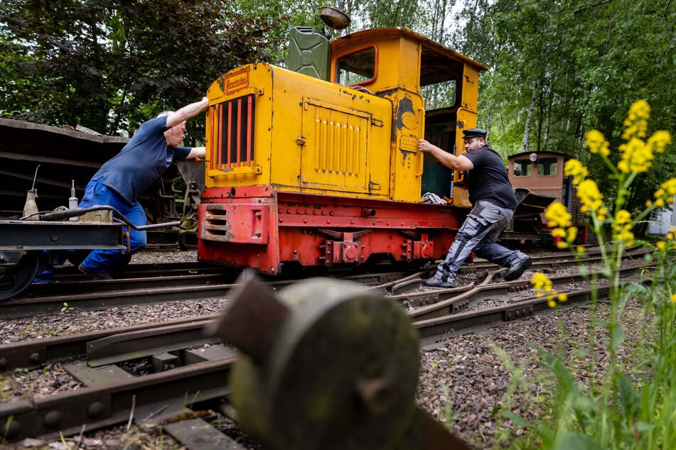 Rangieren geht auch per Hand: Michael Rieß (35, l.) und Benjamin Dütsch (31) schieben eine Feldbahn aus dem Jahr 1938 zurecht.