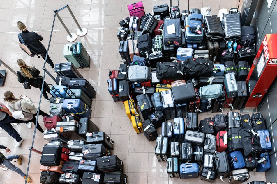 Fluggepäck liegt an einem Sammelpunkt in einer Abflughalle des Flughafens Hamburg. Die Gepäckanlage funktioniert auch am Montag nur teilweise.