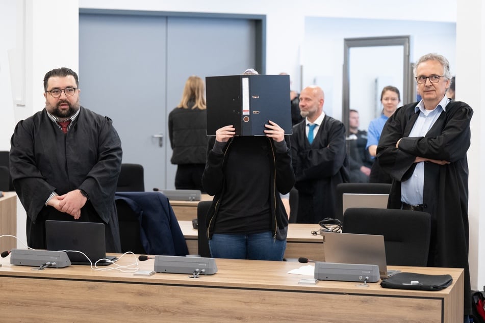 Lina E. (28, Mitte) am Mittwoch bei der Urteilsverkündung im Oberlandesgericht Dresden. Die Studentin wurde zu fünf Jahren und drei Monaten Haft verurteilt.