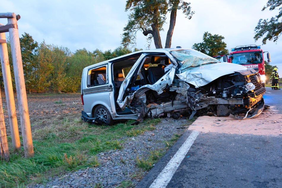 In dem völlig zerstörten VW-Wrack wurde eine Person eingeschlossen.