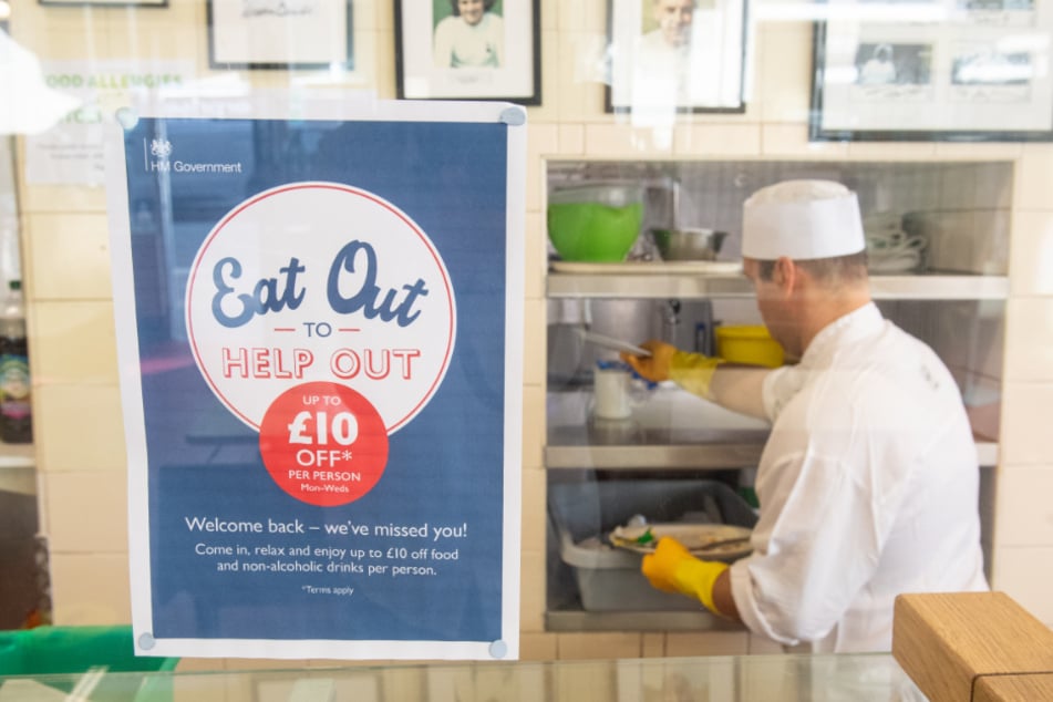 London: Ein Plakat bewirbt das "Eat Out to Help Out"-Programm im Regency Cafe. Das Restaurant nimmt an einer Aktion teil, bei der Gäste als Teil einer Regierungsinitiative zur Ankurbelung des Restaurant- und Kneipenbetriebs nach dem Lockdown zum halben Preis essen können.