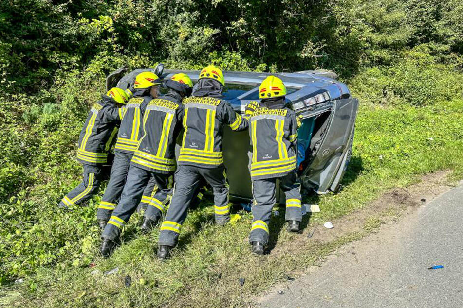 Mit gemeinsamen Kräften mussten die Feuerwehrleute den ebenfalls verunfallten Opel wieder auf dessen Räder umwälzen.