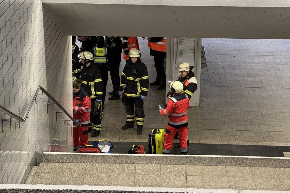 Rettungskräfte am Einsatzort. Die Polizei geht von einem Unfall aus.