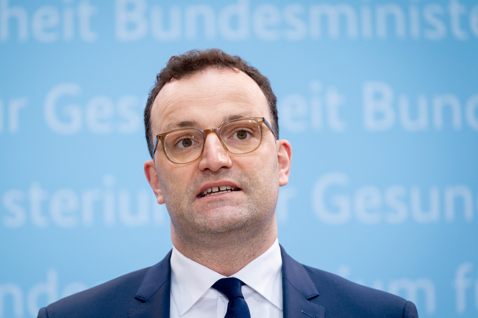 Bundesgesundheitsminister Jens Spahn (40, CDU) will klären, welche Beschränkungen für Geimpfte wegfallen könnten.