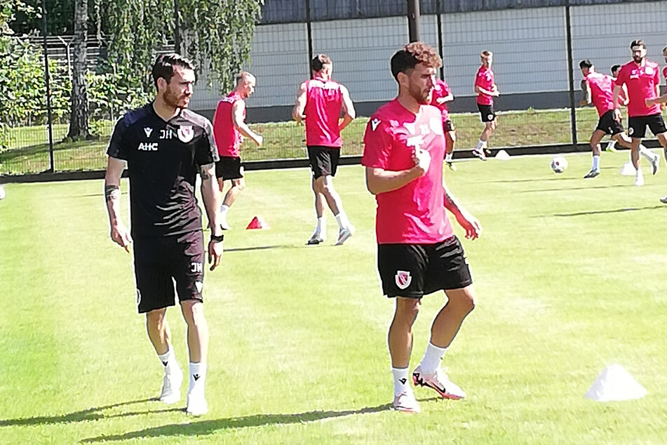 Vom Kapitän zum Co-Trainer: Jonas Hildebrandt (27, l.) hat während der Sommerpause einen Rollenwechsel vollzogen.