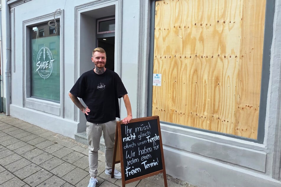 Mit einem Schild vor dem Laden macht das Studio auf die Situation aufmerksam und zeigt, dass es weitermachen wird.