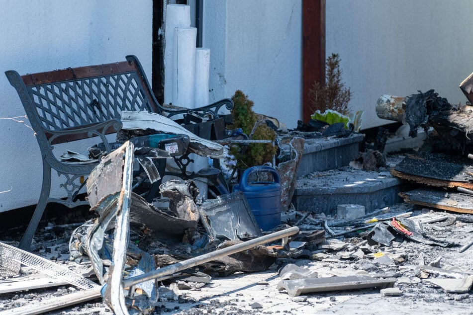 Beim Eintreffen der Einsatzkräfte von Polizei und Feuerwehr stand das Gebäude bereits vollständig in Flammen, wie die Polizei mitteilte.