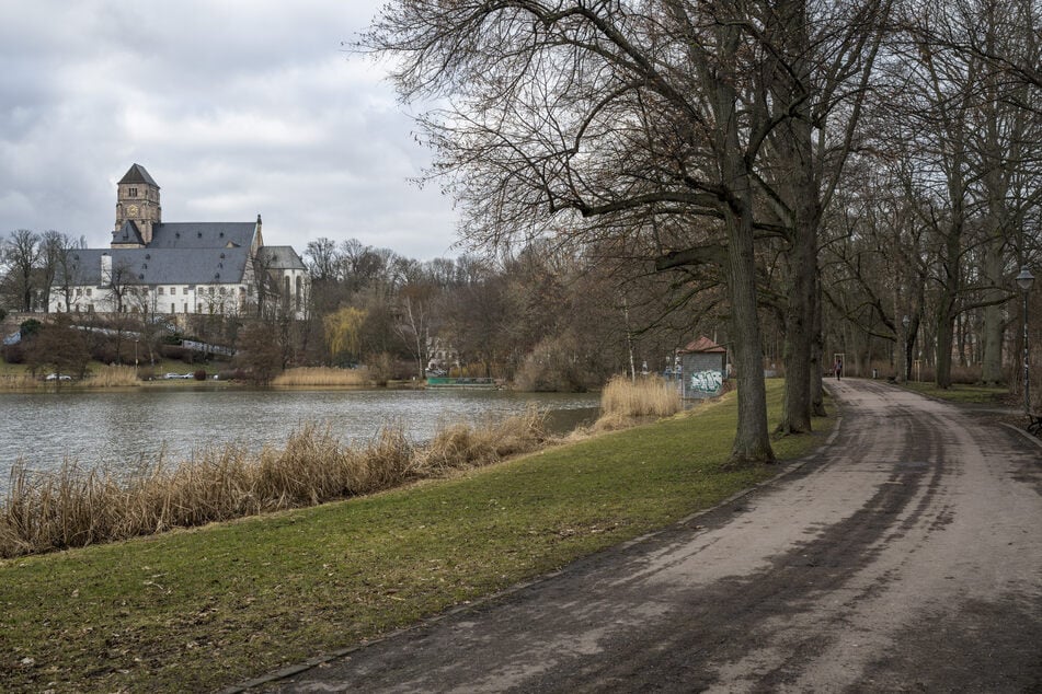 Am Chemnitzer Schloßteich wurde ein Teenager (15) mit einem Messer bedroht und ausgeraubt.