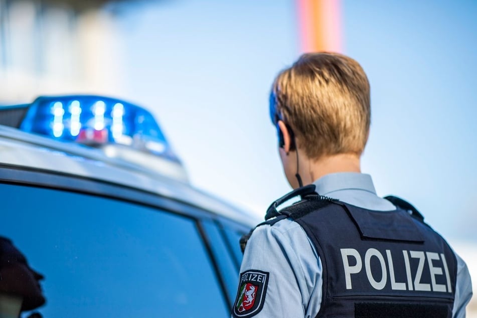 Die Polizisten blieben bei dem Unfall unverletzt. Für den schwer verletzten Fahrradfahrer (44) besteht keine Lebensgefahr. (Symbolbild)