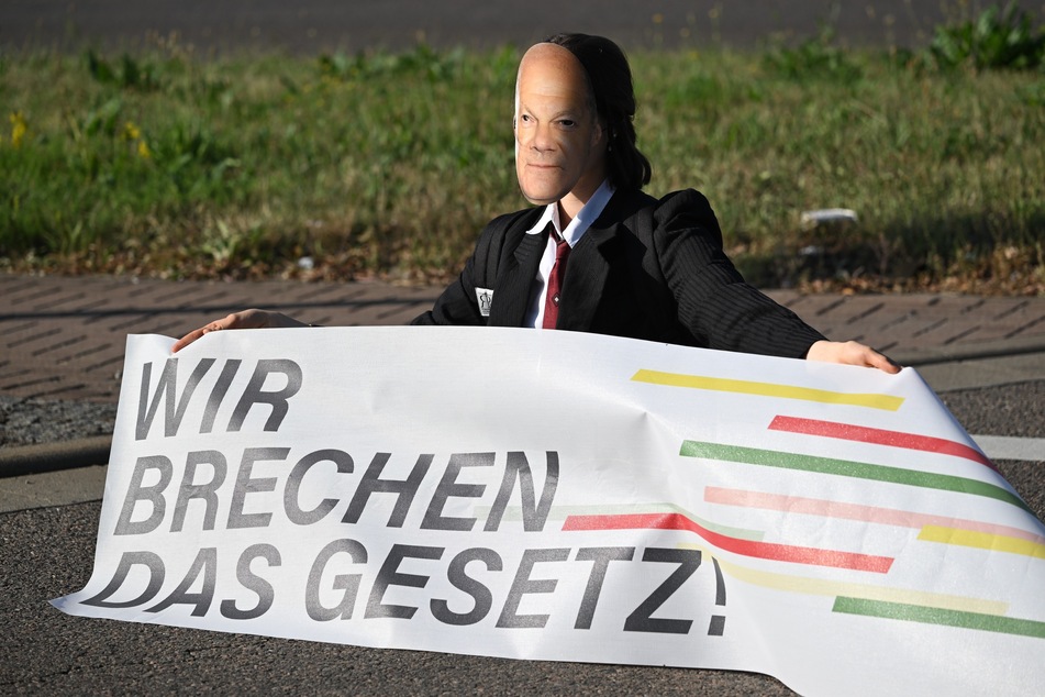 Der bundesweite Protest wurde mit Verkleidung durchgeführt. So saß die Figur des Olaf Scholz (65, SPD) auf der Straße mit dem Banner "Wir brechen das Gesetz!".